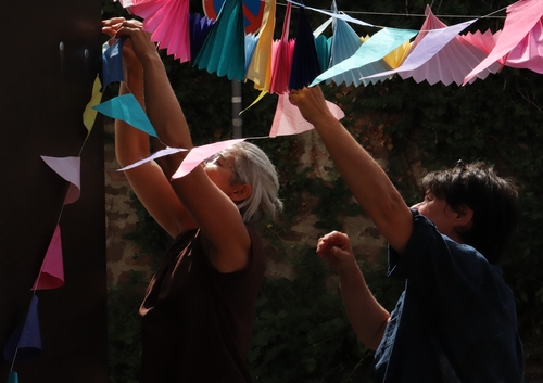 1.Soana Schüler und Barbara Guthy schmücken die wohnArtgalerie zur Eröffnung