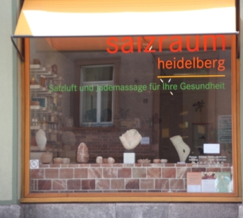Ausstellung mit Holz- und Steinskulpturen im Salzraum 