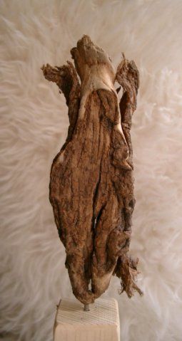 Holz-Skulptur von Babara Guthy: Leichte Stärke