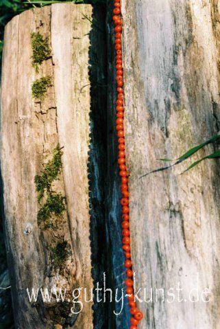 Natur-Skulptur von Babara Guthy: Skulptur mit Holzbeeren