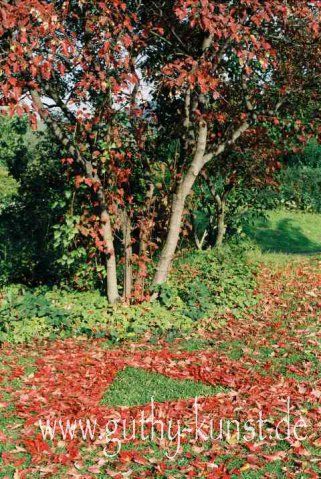 Natur-Skulptur von Babara Guthy:  Grünes Dreieck rote Blätter