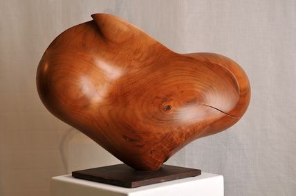 Holz-Skulptur von Barbara Guthy: Herzwelle I