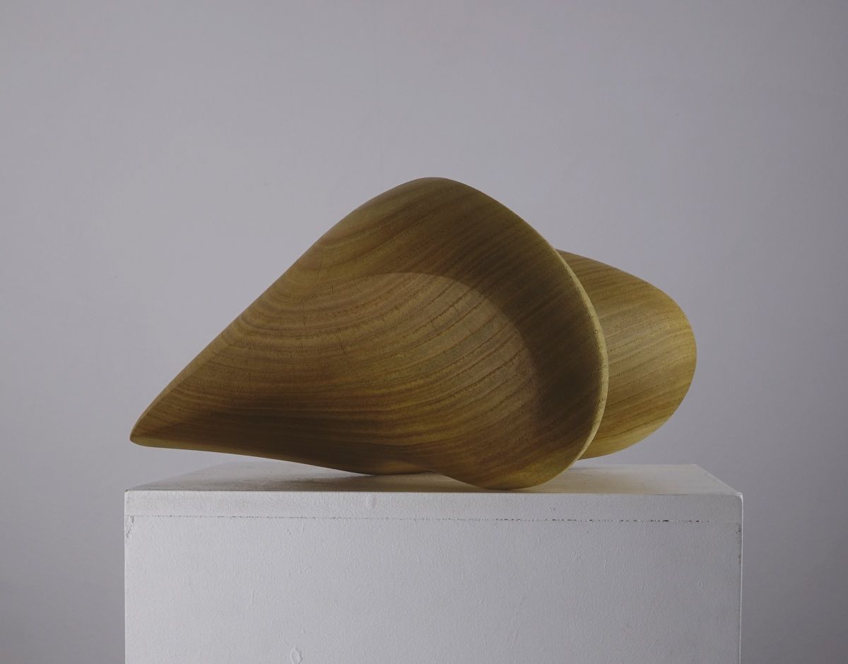 Skulptur von Barbara Guthy aus Maroniholz:  Herzlinien 