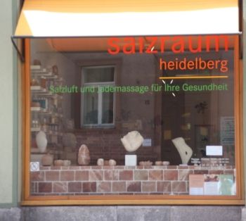 Ausstellung mit Holz- und Steinskulpturen im Salzraum