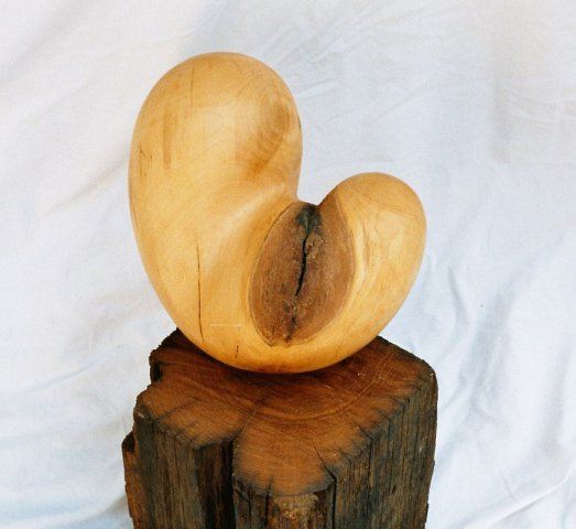 Holz-Skulptur von Babara Guthy: Geburt