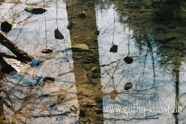 Natur-Skulptur von Babara Guthy: Hängende Steine