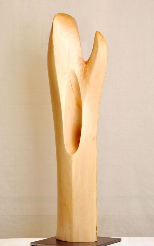 Holz-Skulptur von Barbara Guthy: In mir geborgen III