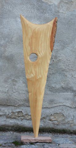 Holz-Skulptur von Babara Guthy: Mondtochter