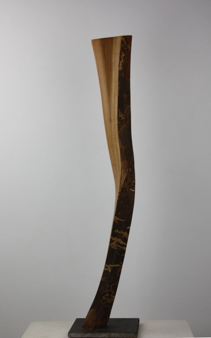 Holz-Skulptur von Barbara Guthy: Lebensweg spannend