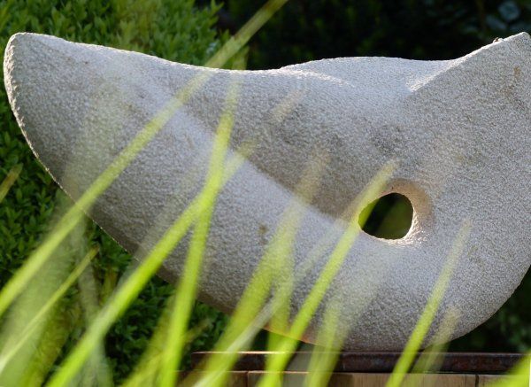 Stein-Skulptur von Babara Guthy: Ursprung I