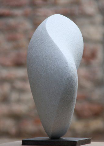 Stein-Skulptur von Babara Guthy: Weises Herz