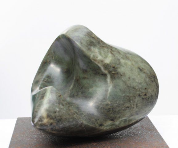 Stein-Skulptur von Babara Guthy: Wiege der Kraft II