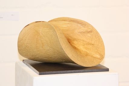 Holz-Skulptur von Barbara Guthy: Leben fühlen