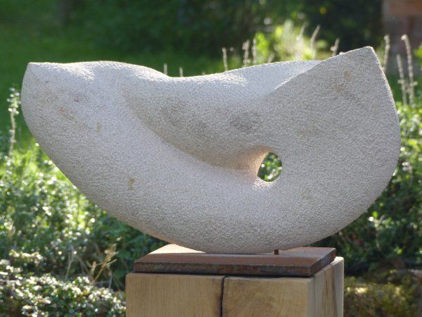 Stein-Skulptur von Babara Guthy: Ursprung II