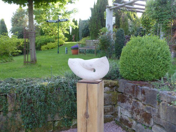 Stein-Skulptur von Babara Guthy: Ursprung