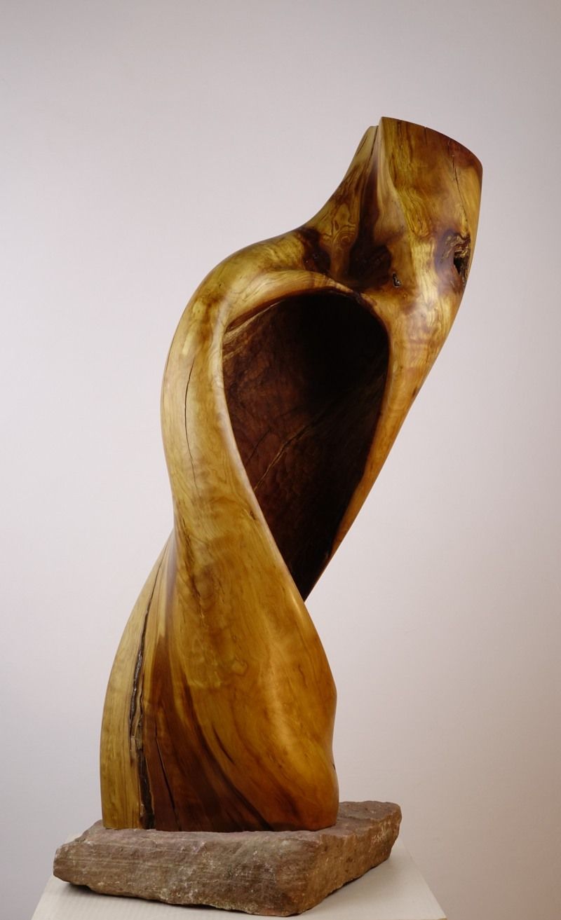 Holz-Skulptur von Babara Guthy: Muttermantel