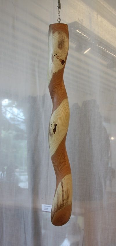 Holz-Skulptur von Barbara Guthy: Spiraling into the center