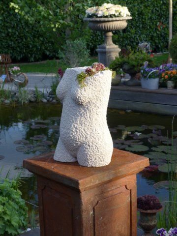 Stein-Skulptur von Babara Guthy: Kalksteintorso