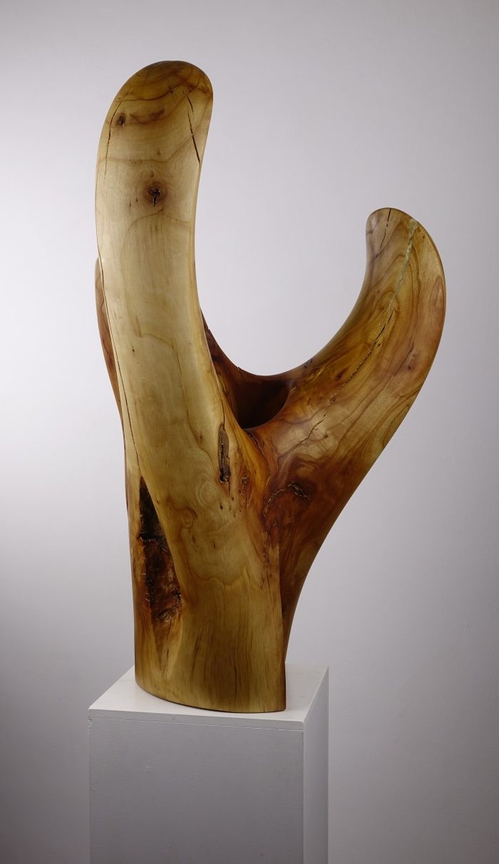 Skulptur aus Kirschholz von Barbara Guthy - Das Leben umarmen