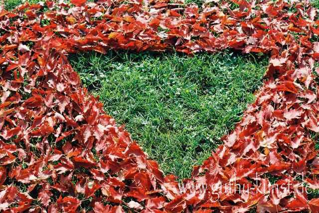 Natur-Skulptur von Babara Guthy: grünes Dreieck - rote Blätter