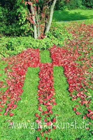 Natur-Skulptur von Babara Guthy: Grünes Dreieck rote Blätter
