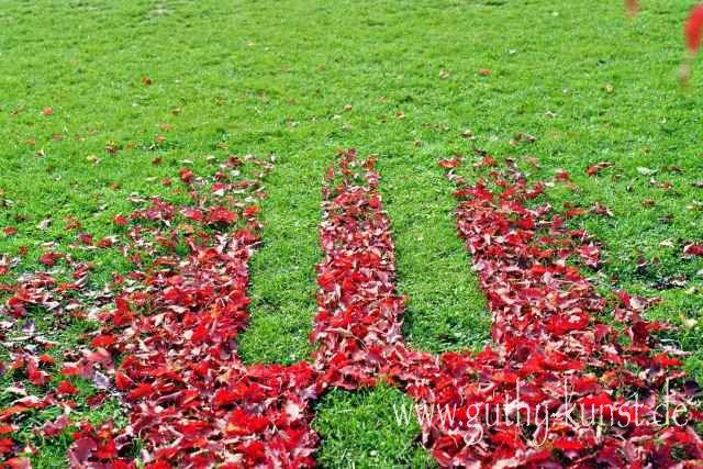 Natur-Skulptur von Babara Guthy: Grünes Dreieck rote Blätter