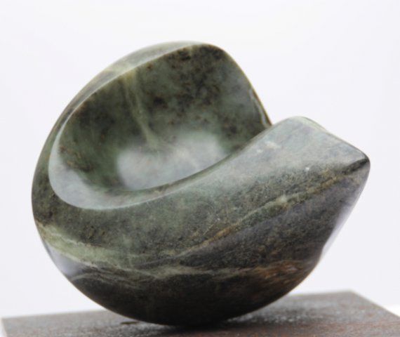 Stein-Skulptur von Babara Guthy: Wiege der Kraft I