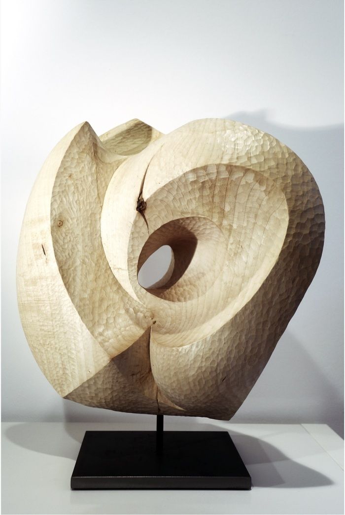 Skulptur von Barbara Guthy aus Ahornholz: Ursprung allen Seins