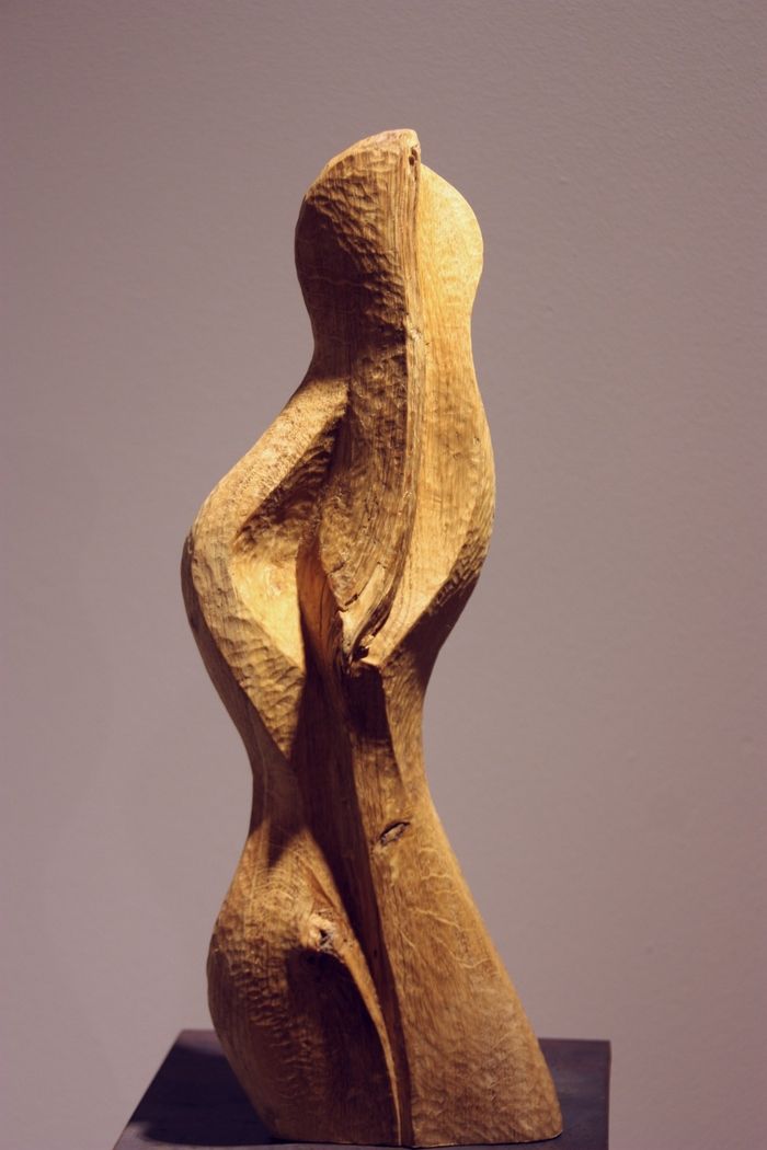 Holz-Skulptur von Barbara Guthy: Tanz um die Mitte