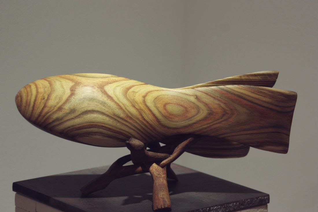 Skulptur von Barbara Guthy aus Essigbaumholz: EdelSteinFisch