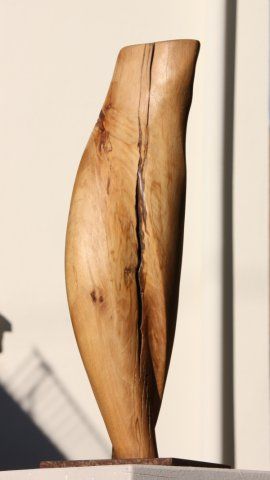 Holz-Skulptur von Babara Guthy: Der erste Schritt - I