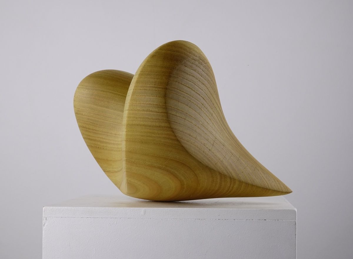 Skulptur von Barbara Guthy aus Maroniholz: Herzlinien II